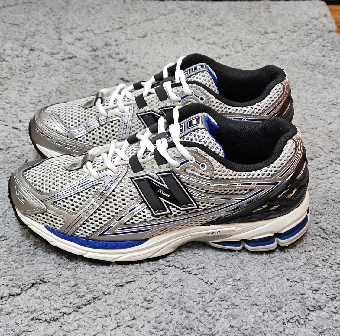 뉴발란스 1906R 240 상품이미지1
