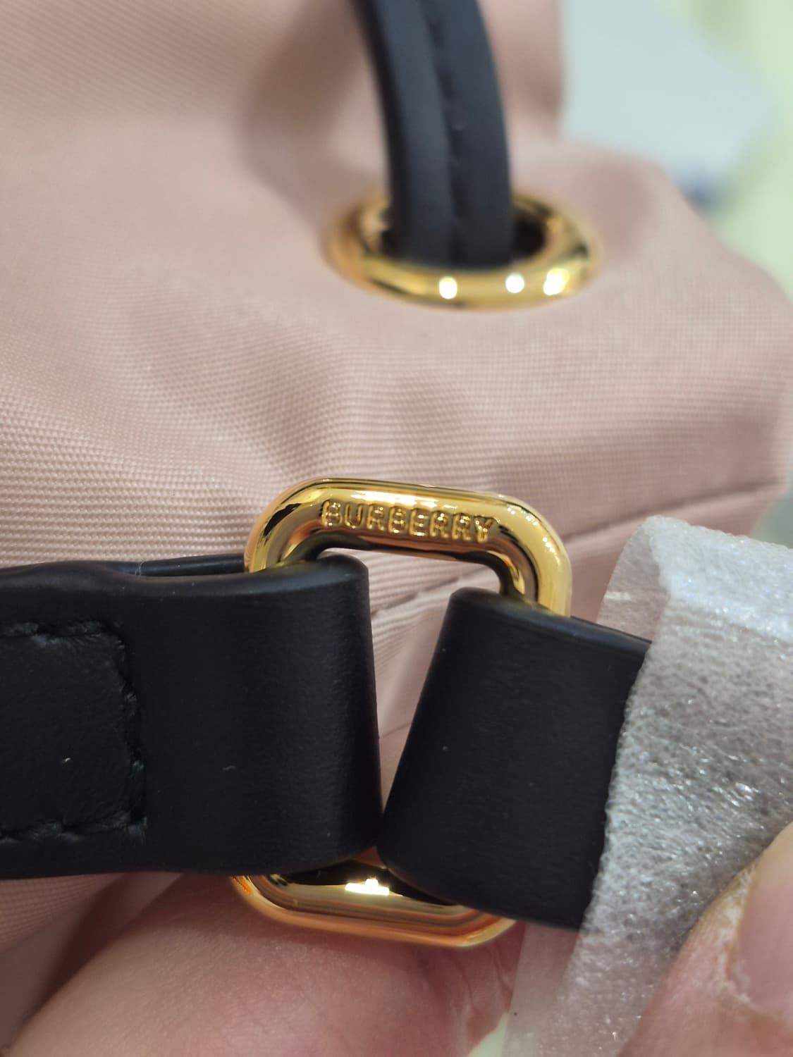 새상품))버버리 25FW 미니 드로스트링 복조리백 상품이미지7