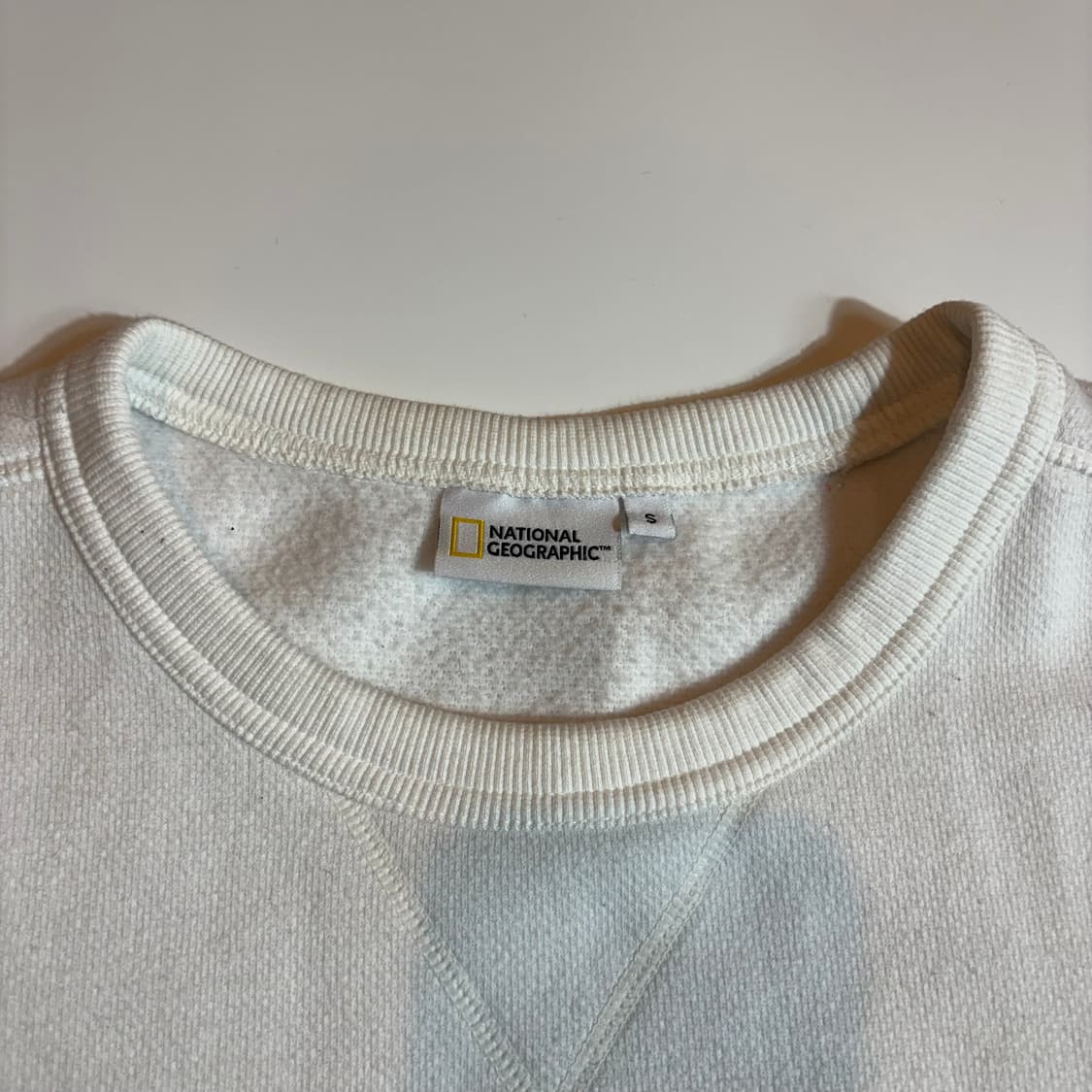 내셔널지오그래픽 로고 와펜 화이트 맨투맨 상품이미지3
