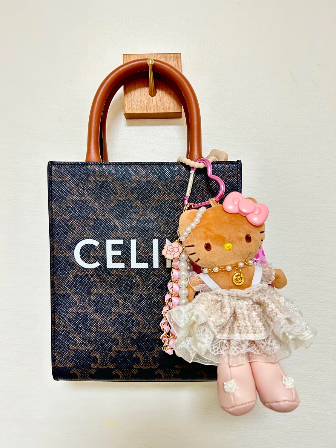 (8)롱다리키티 커스텀키링. -크림 레이어드 레이스 원피스 상품이미지4