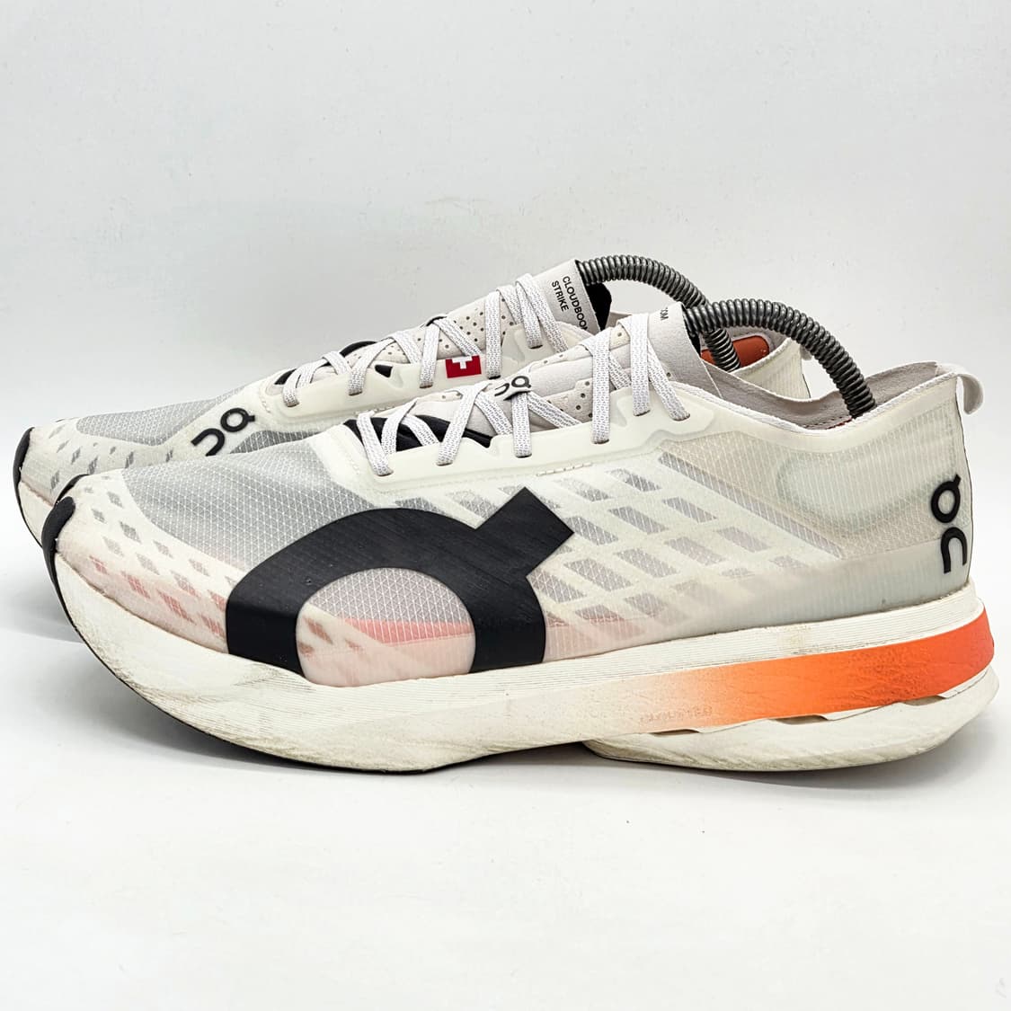 온 러닝 클라우드붐 스트라이크 화이트 블랙 (295) 상품이미지1