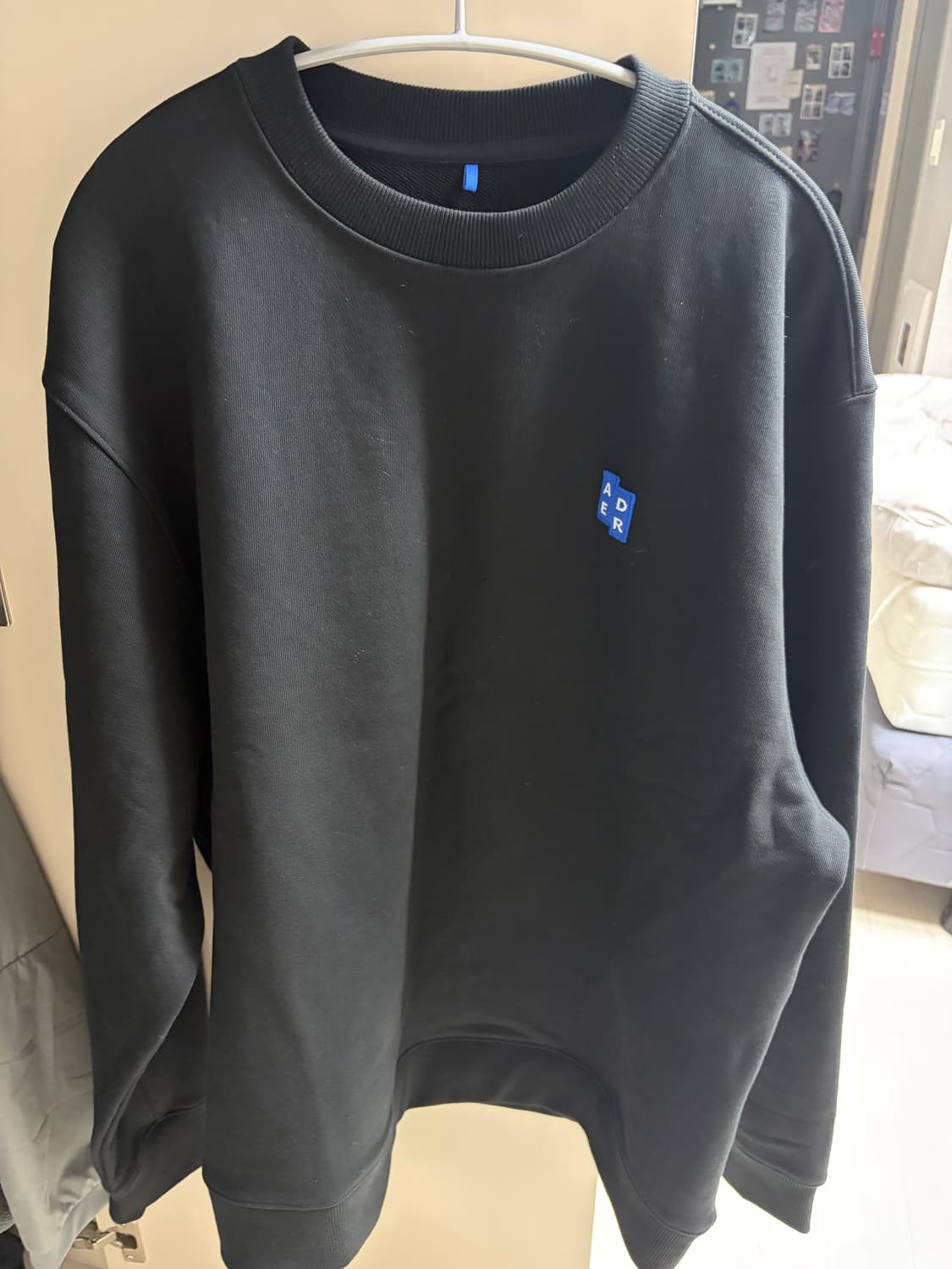 아더에러 검은색 맨투맨 상품이미지1