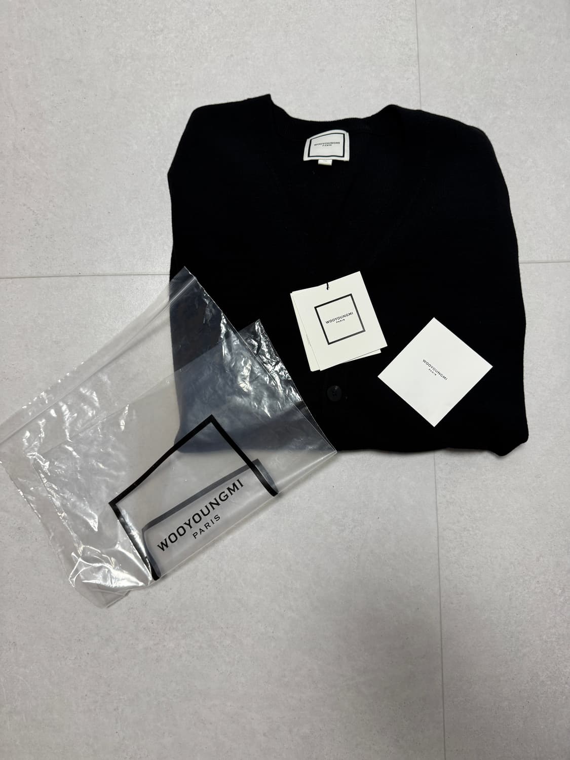 [52, 105-110] 우영미 23fw 자수패치 브이넥 가디건 블랙 상품이미지3