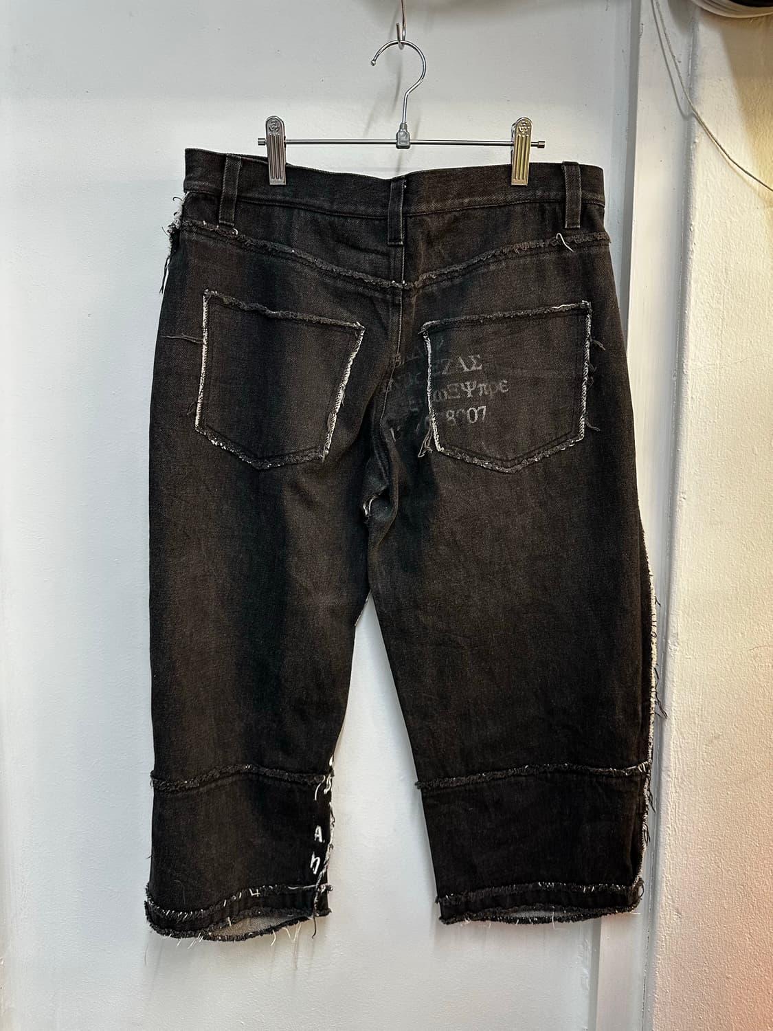 흑청 데님 절개 레터링 7부 팬츠 상품이미지2