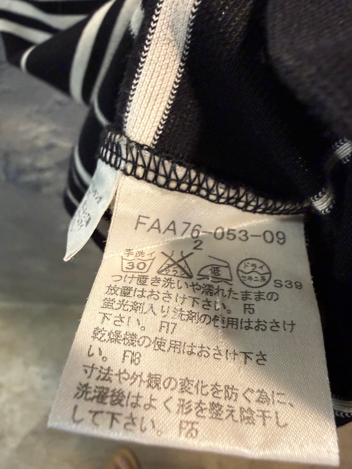 2 버버리BURBERRY 런던 스트라이프 반팔 집업 카라티 블랙 상품이미지6