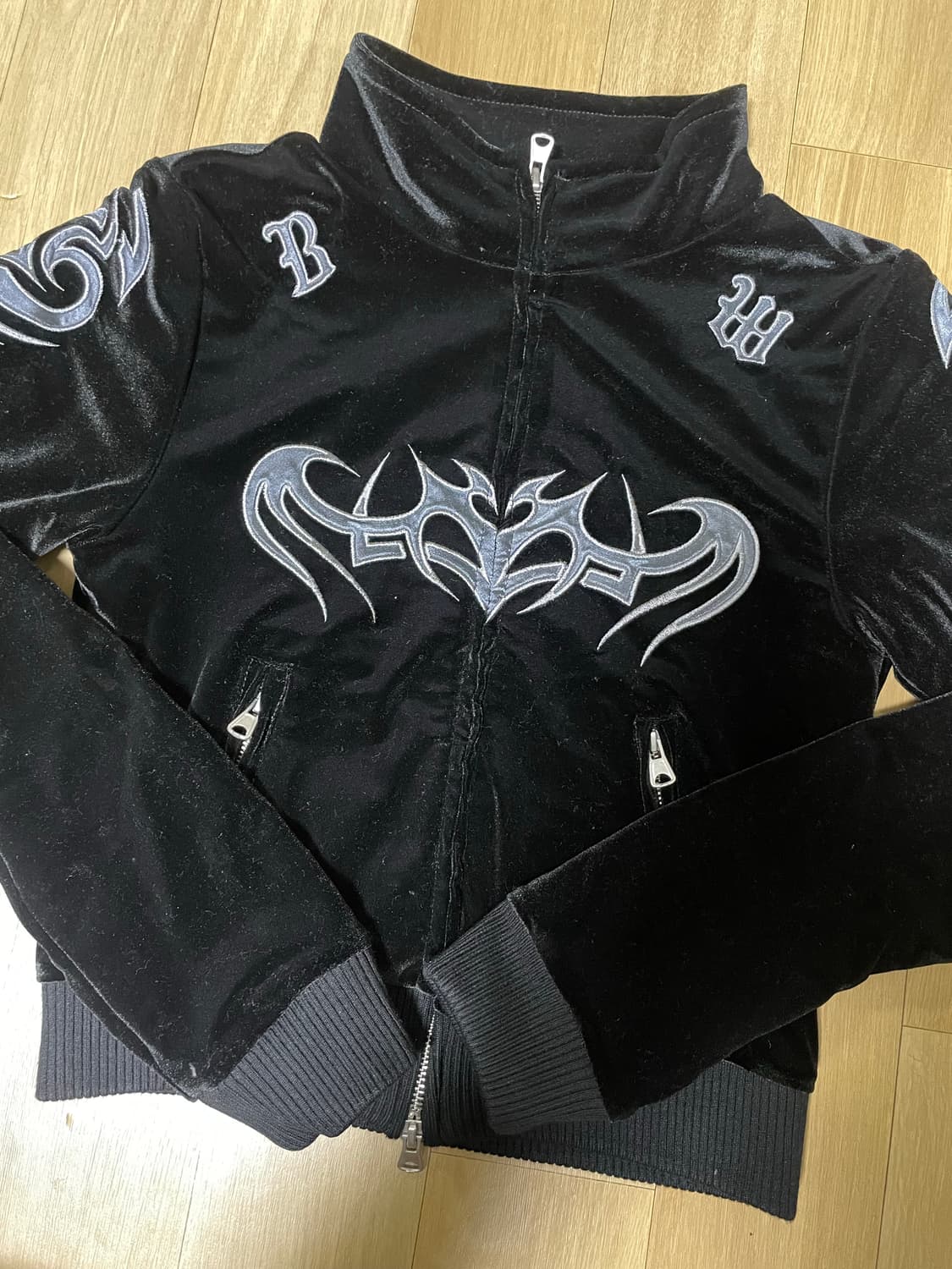 배드블러드 트라이벌 로고 벨벳 집업 - 블랙 XS 상품이미지4