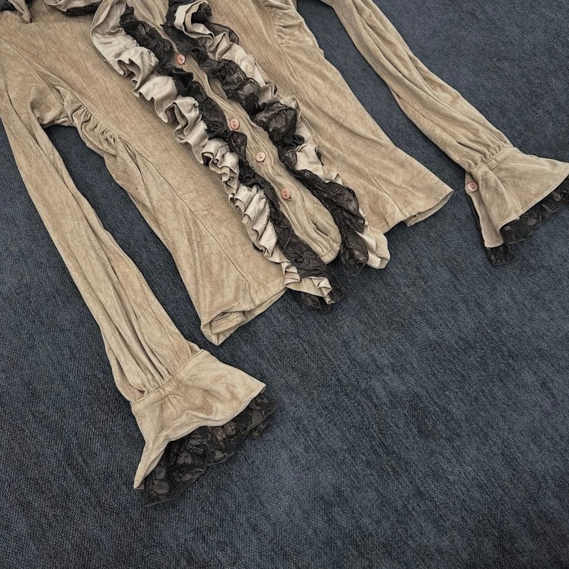 beige lace frill suede blouse 상품이미지5