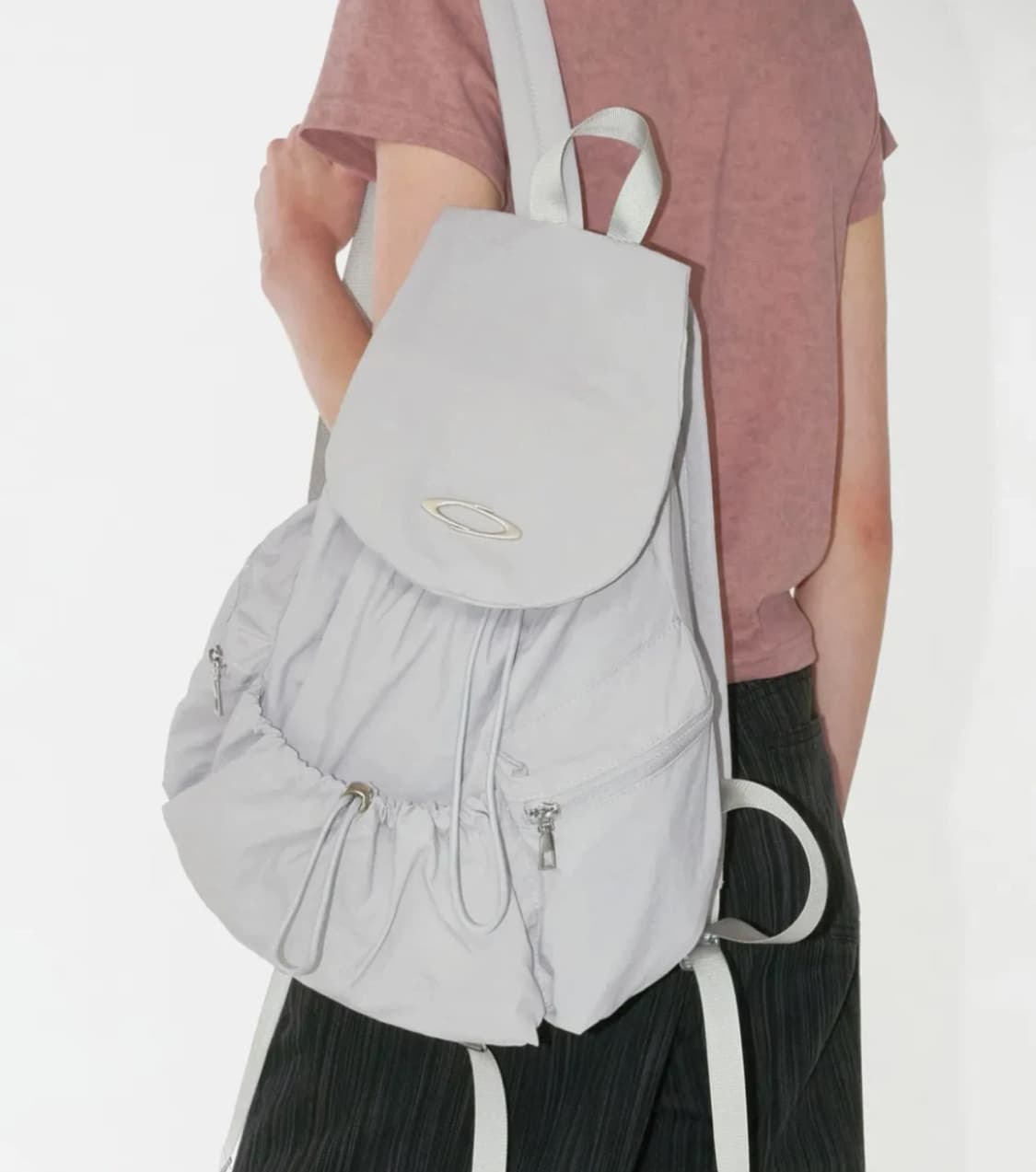 노이아고 스트링 플랩 백팩 (라이트그레이) 상품이미지1