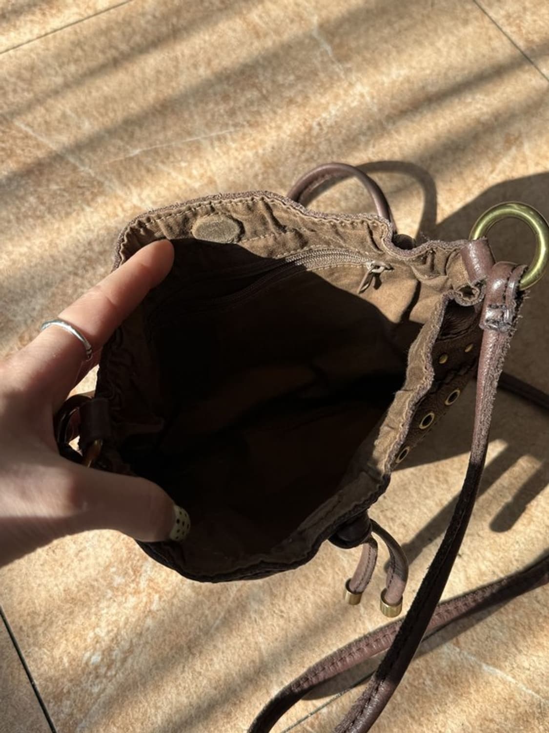 FOSSIL 파슬 빈티지 가죽 금장스터드 버킷크로스백 상품이미지3