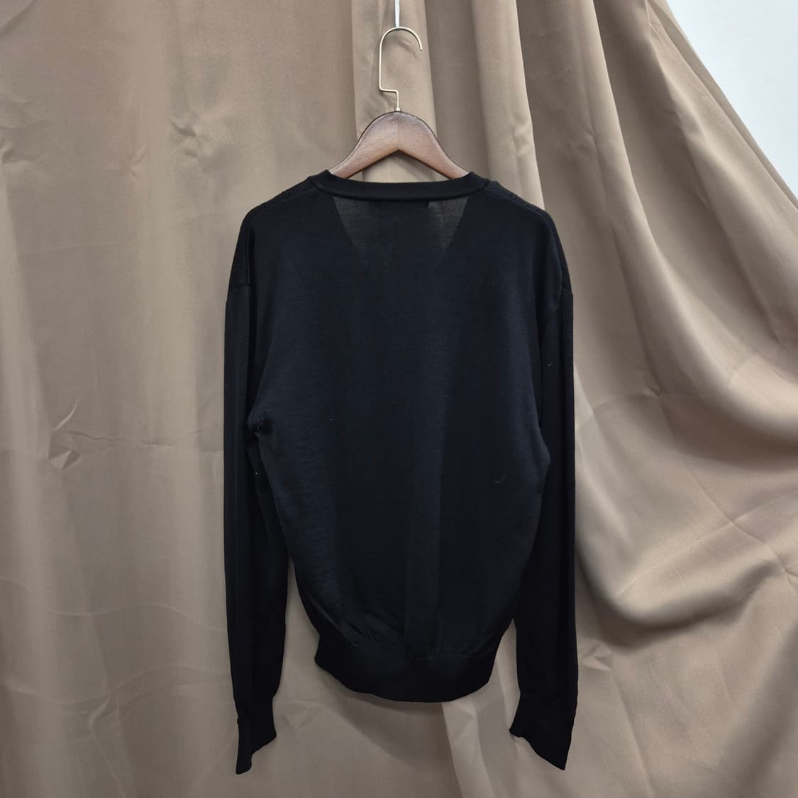 입생로랑 블랙 V넥 니트 스웨터 상품이미지3