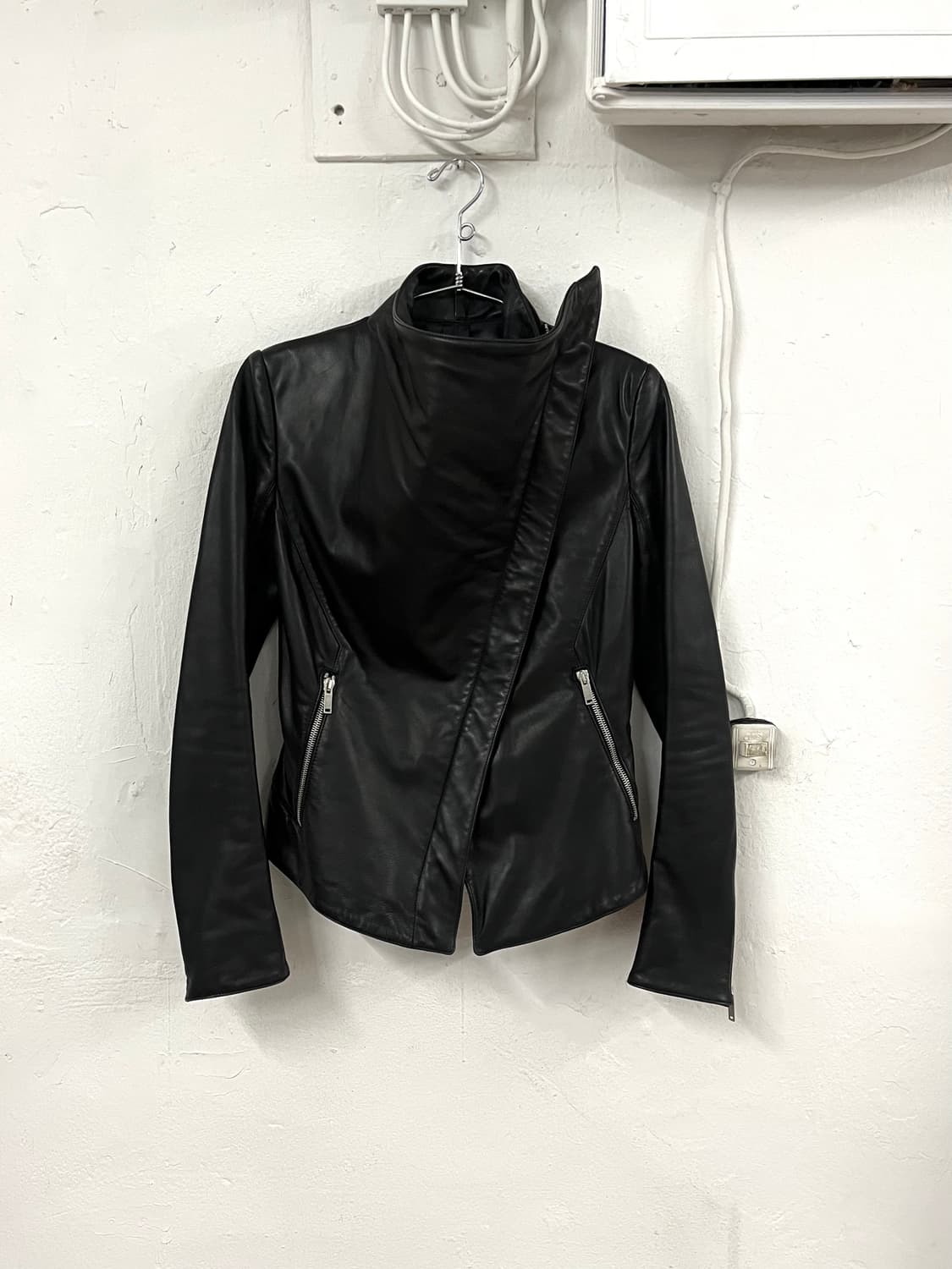 가레스퓨 2012FW 아카이브 램스킨 레더 비대칭 하이넥 자켓 상품이미지1