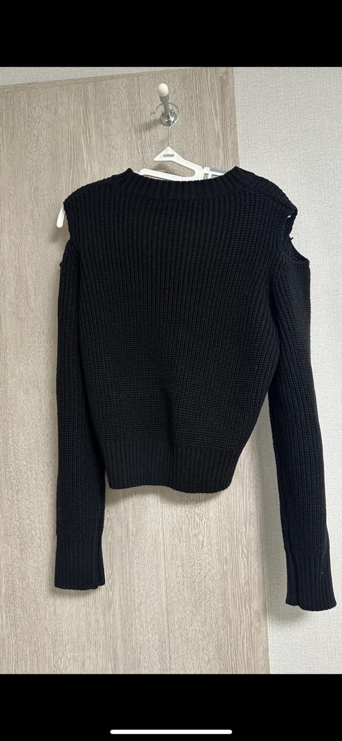 (미착용 새상품) 닉앤니콜 SHOULDER CUT OUT KNIT_BLA 상품이미지8