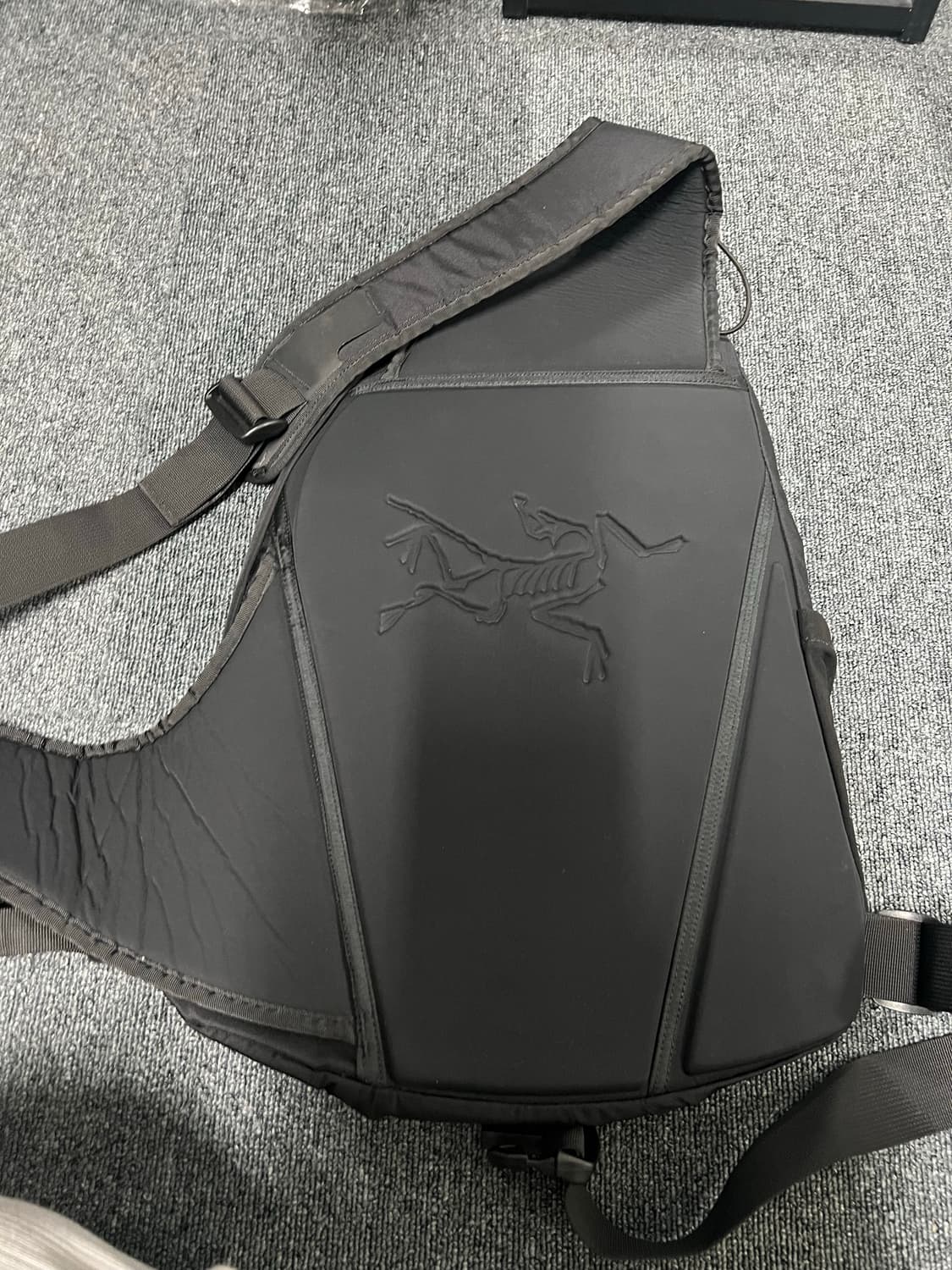 아크테릭스 퀴버 크로스바디 백 블랙 애쉬 상품이미지3