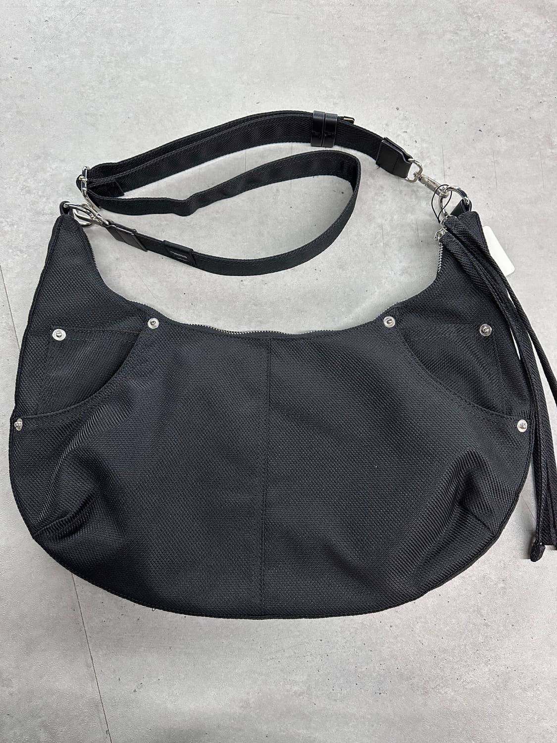 메종미네드 투톤 새들백 블랙 컬러입니다 상품이미지3