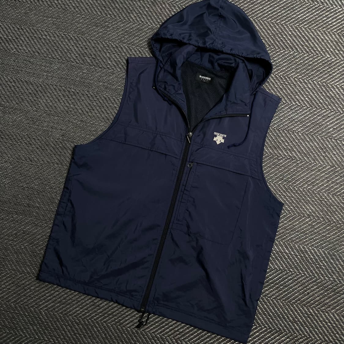 데상트 포켓 테크니컬 후드 베스트y 5339 상품이미지1