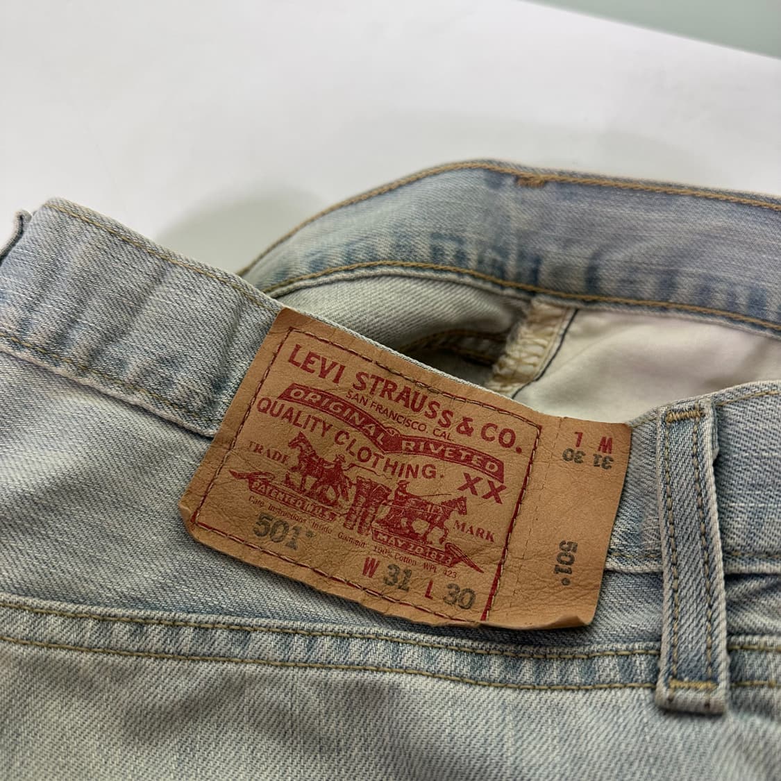 M 31 리바이스501 레귤러핏 녹워싱 버튼플라이 데님팬츠 상품이미지2