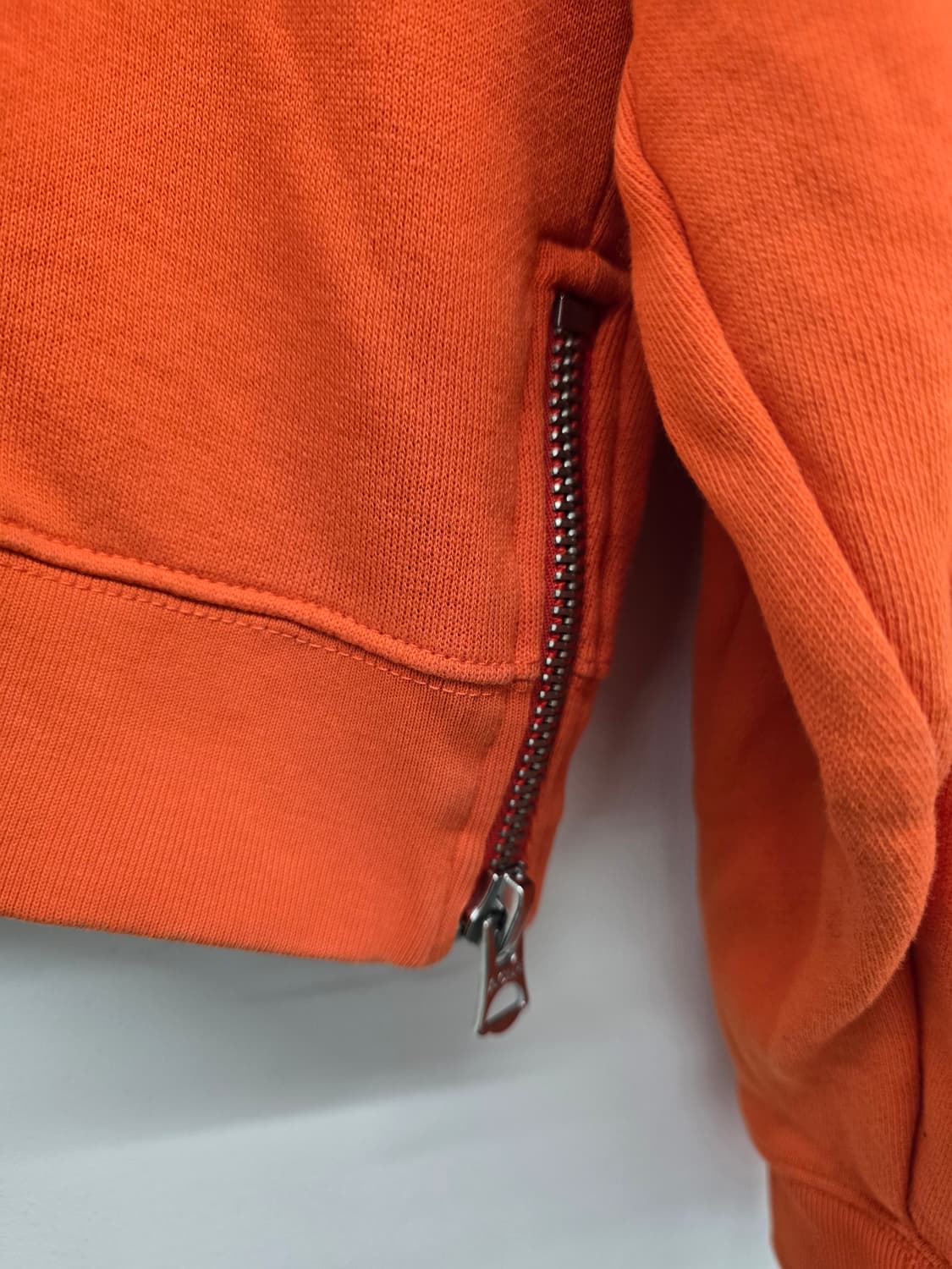 [정품] 아크네스튜디오 여성 사이드지퍼 크롭맨투맨. 싸이즈 XS 상품이미지4