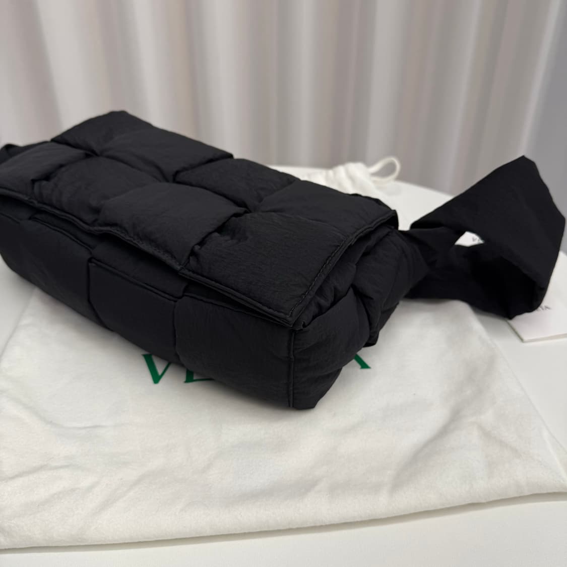 [정품] 보테가베네타 패딩 테크 카세트백 블랙 상품이미지7