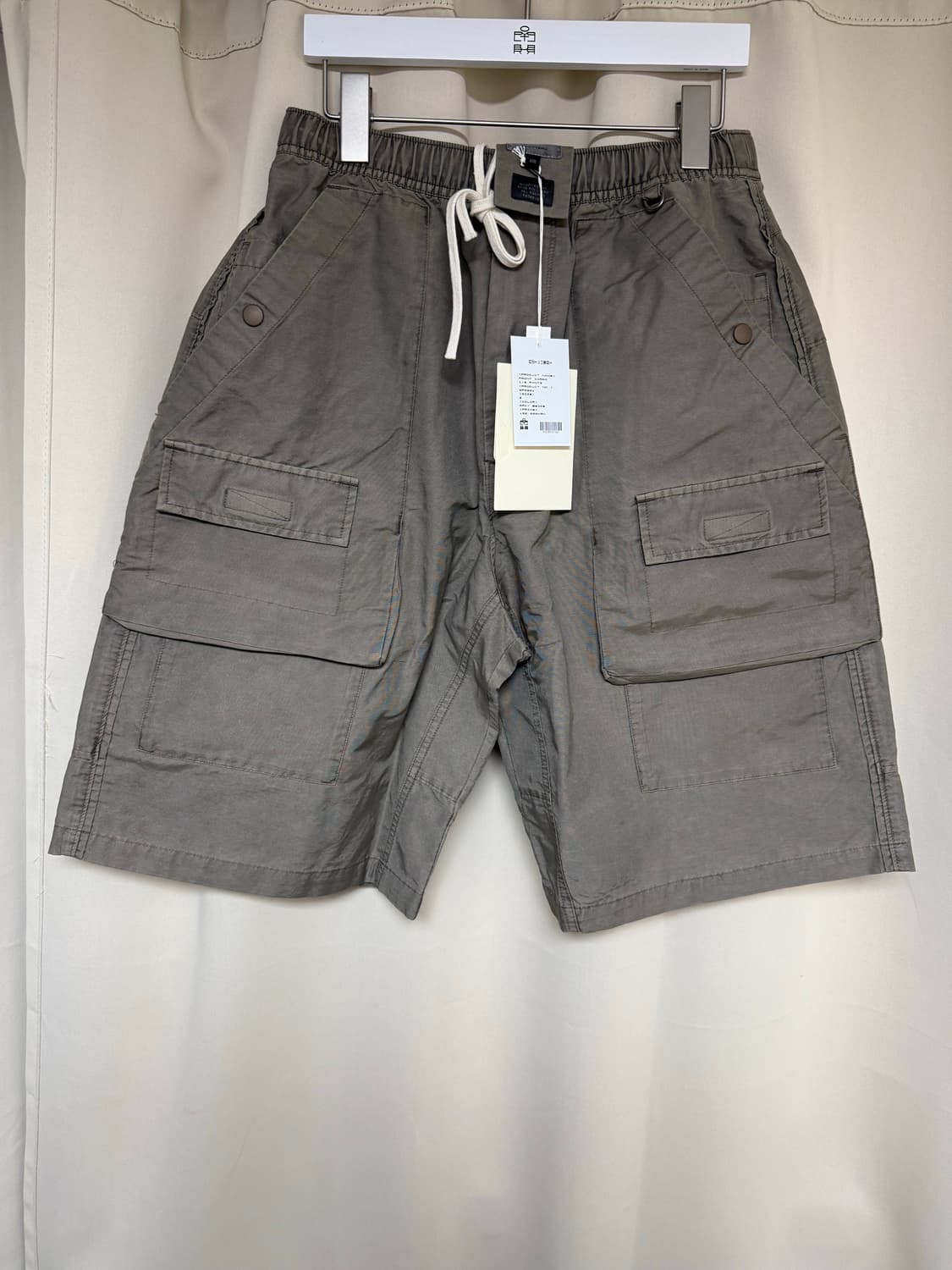 폴리테루 프론트 카고 1/2 팬츠 그레이 베이지 2 팝니다 상품이미지1