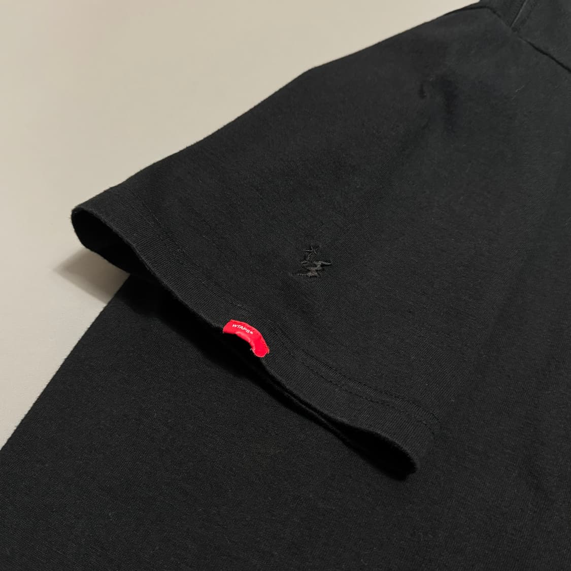더블탭스 16ss 블랙컬러 비주얼업아머드 양면 프린팅 코튼 크루넥 반팔 상품이미지5