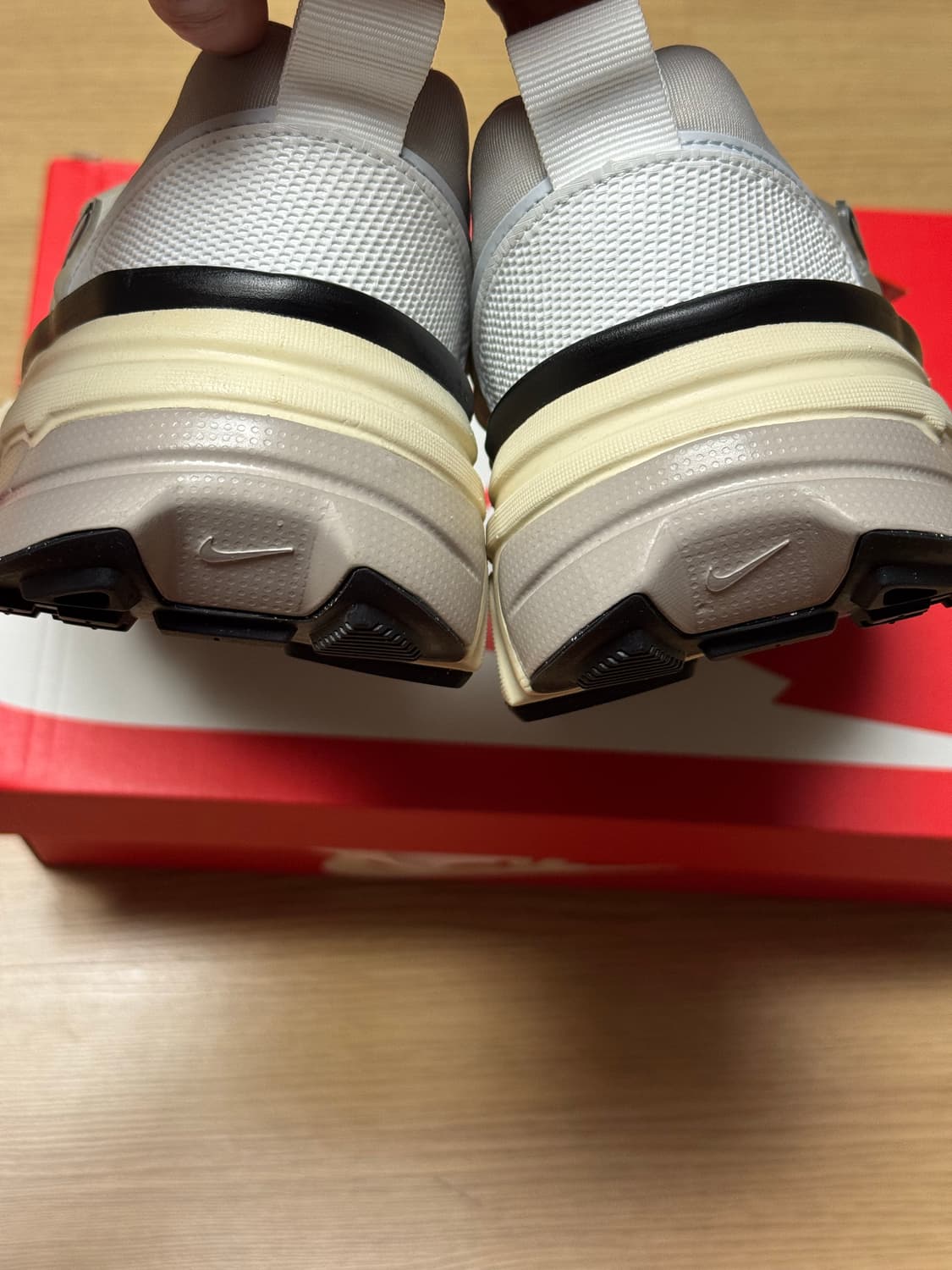 나이키 V2K런 WHITE/METALLIC SILVER 300 상품이미지4