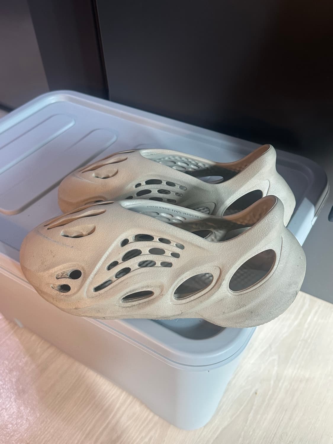 아디다스 이지 폼 러너 스톤솔트 색상입니다. 상품이미지2