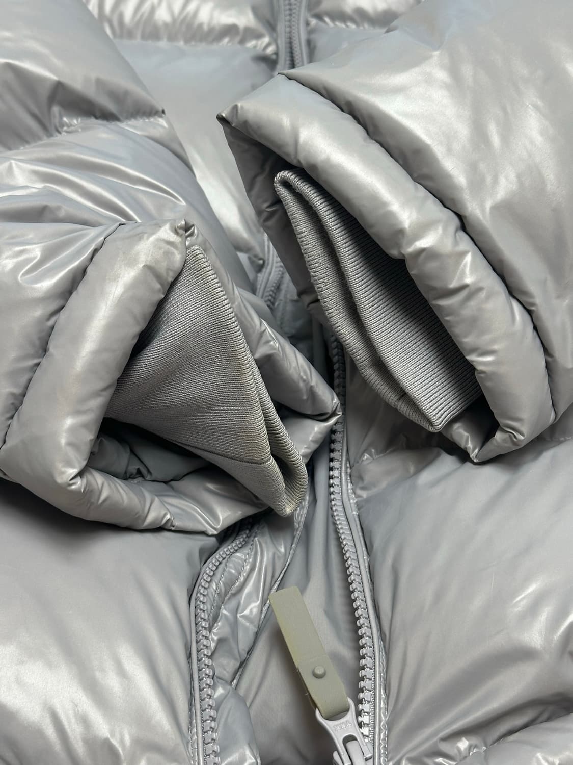 무신사 스탠다드 그레이 유광 숏패딩 상품이미지3