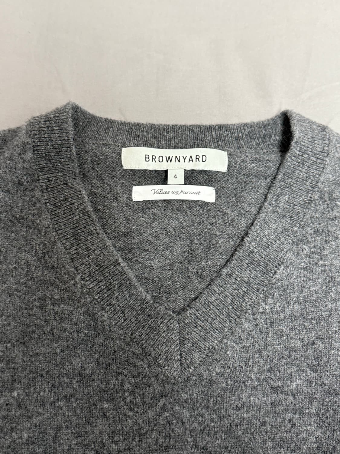 [4]브라운야드 v넥니트 차콜 상품이미지3