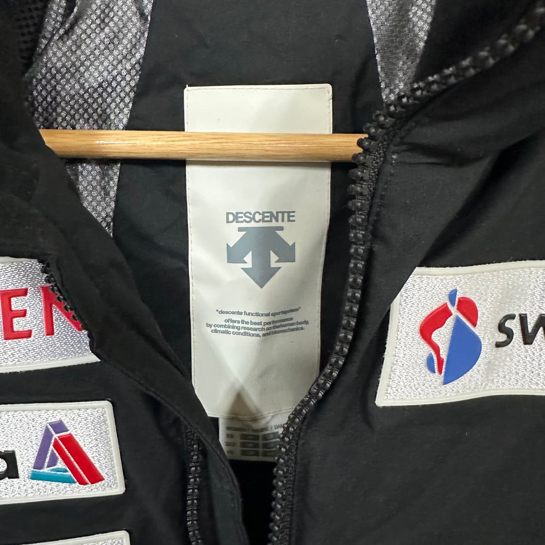 데상트 스폰서 블랙패딩S 상품이미지3