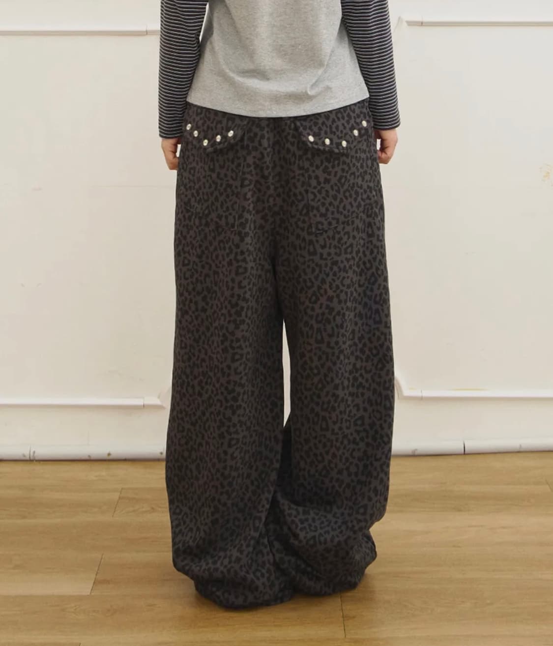 탄산마그네슘 주영X탄산 스터드 스웻 팬츠 레오파드 차콜 상품이미지1