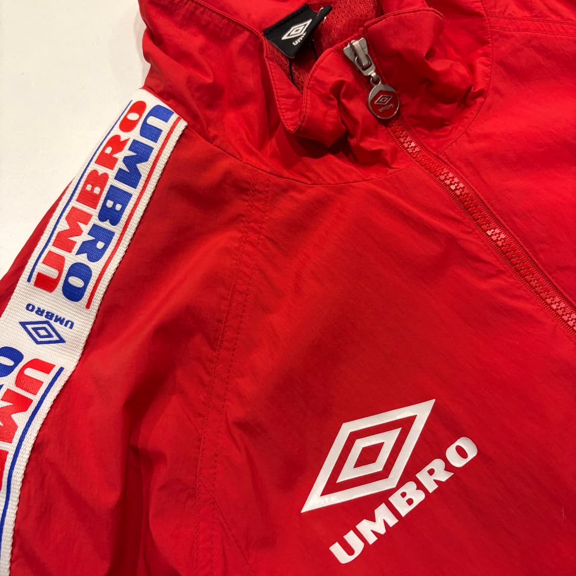 [105] 엄브로 레드 트랙 바람막이 자켓 C38 상품이미지4