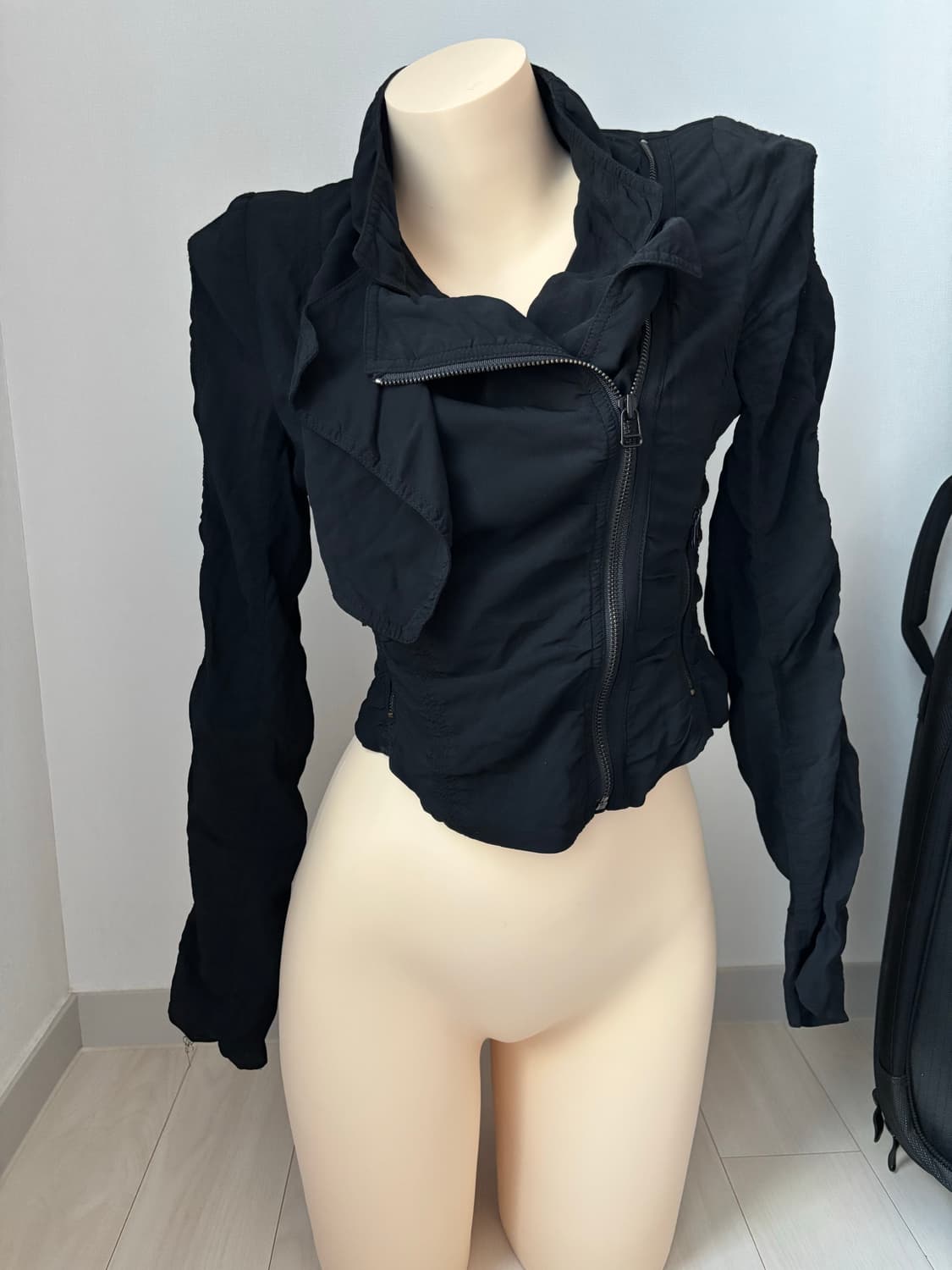 공겜여주깔 셔링 딱붙 검정 아우터 상품이미지1