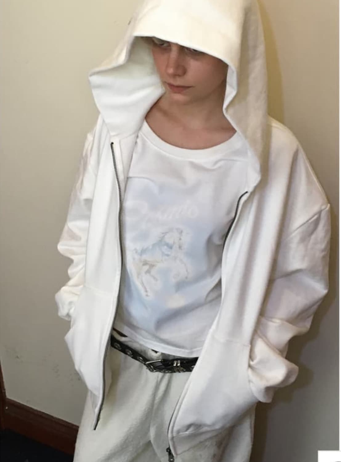 니들 ertr 레더아플리케 후드집업 화이트 상품이미지3