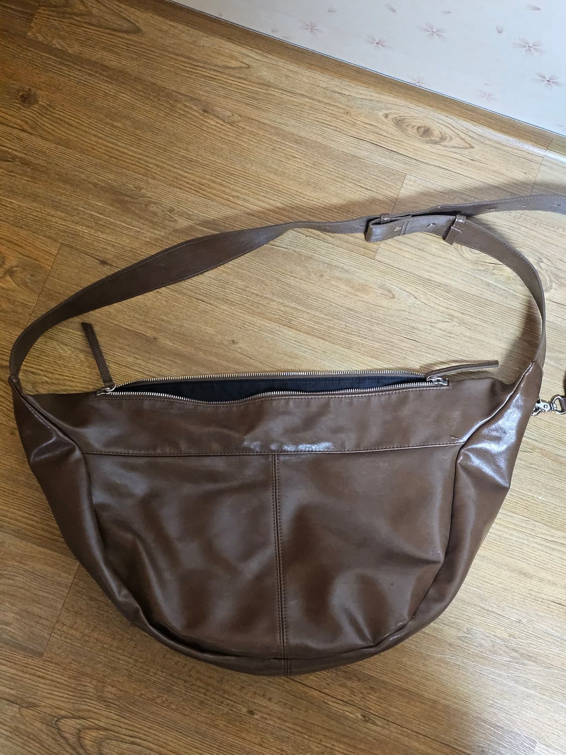 밈더워드로브 몬타 크랙 레더 메신저백 브라운 상품이미지2