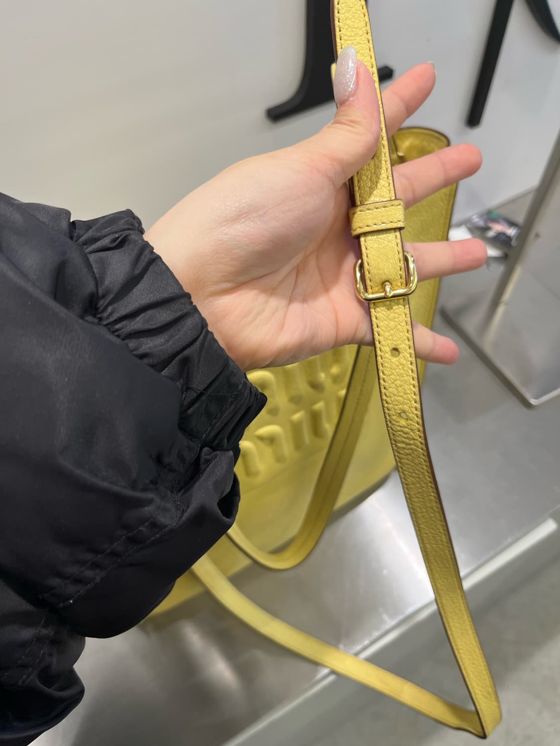 미우미우 마드라스 엠보싱 로고 레더 숄더백 상품이미지7