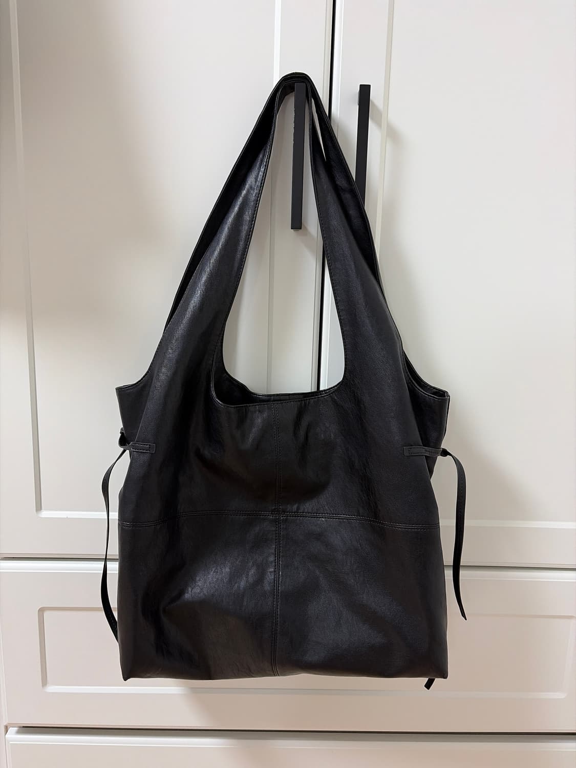 마뗑킴 사이드 스트링 레더 빅 숄더백 블랙 상품이미지2