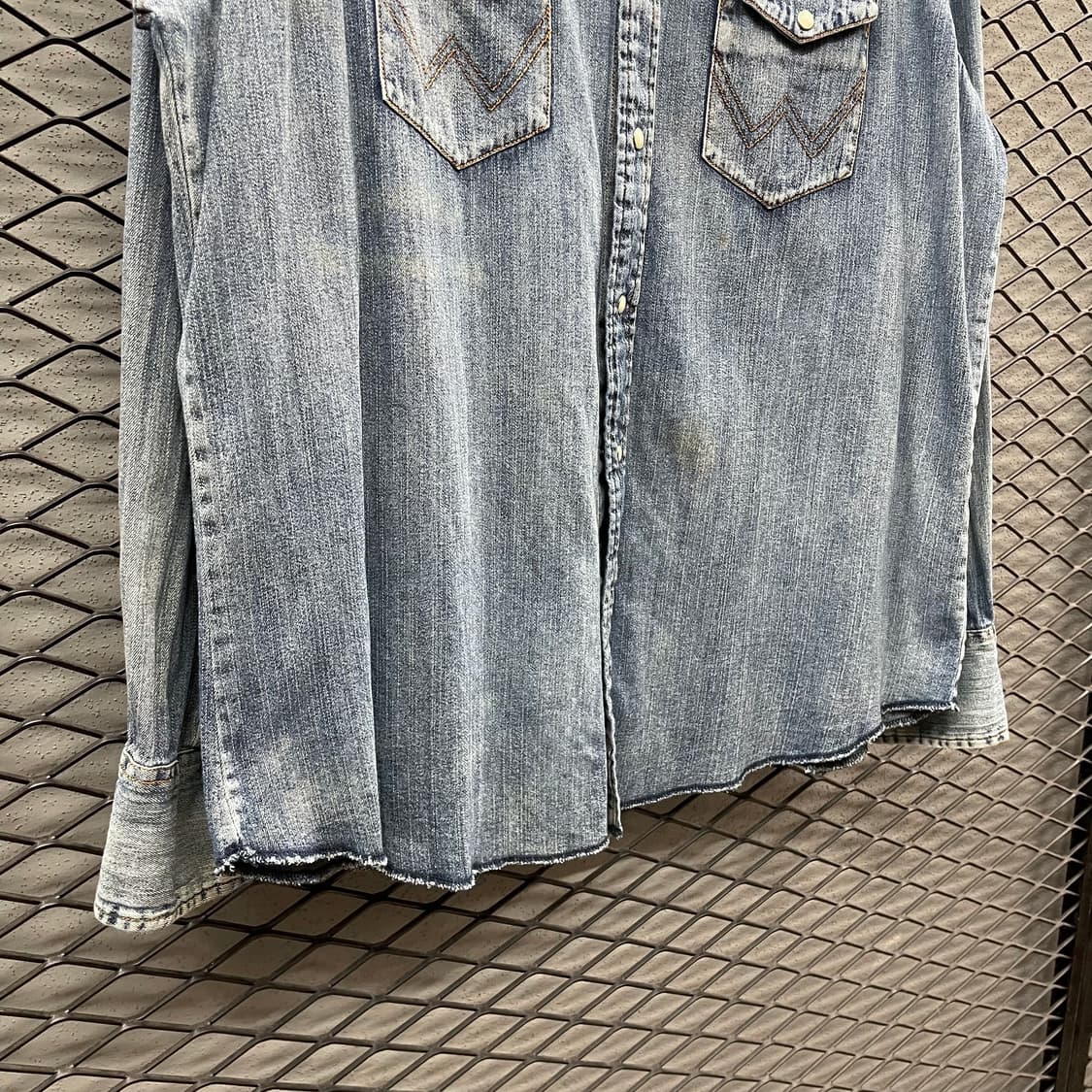 랭글러 웨스턴 데님 셔츠 투포켓 레터링 디테일 중청 상품이미지5