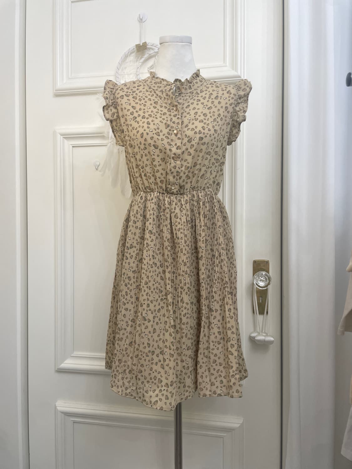 beige heart leopard pleats ruffle opc 상품이미지1