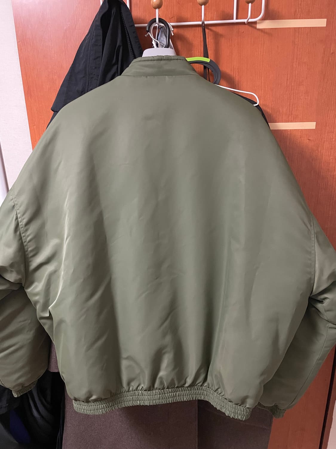 논노드 러스터 봄버 사틴 카키 상품이미지2