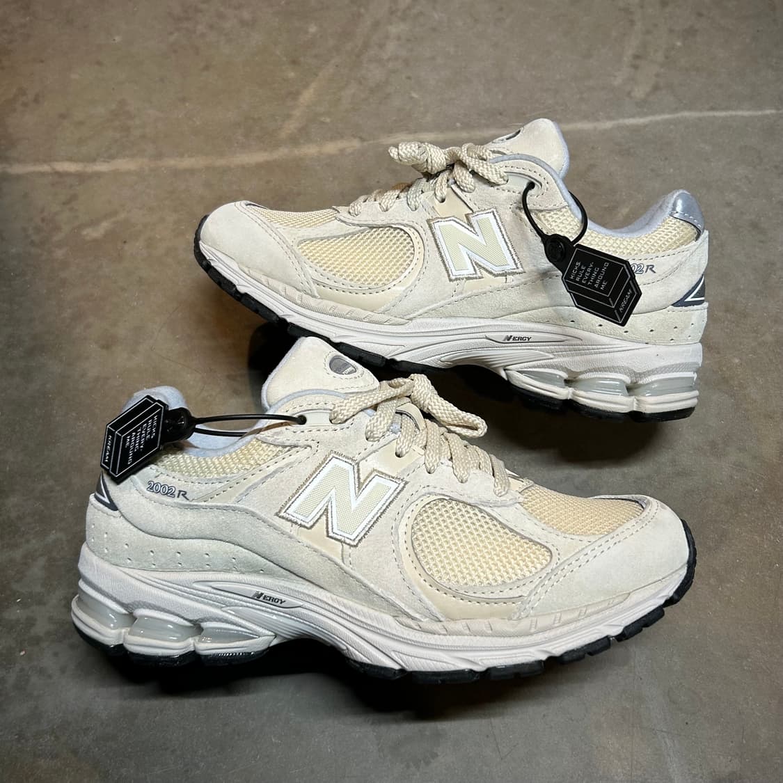 235) 뉴발란스 2002R 아이보리 스니커즈 미사용품 상품이미지1