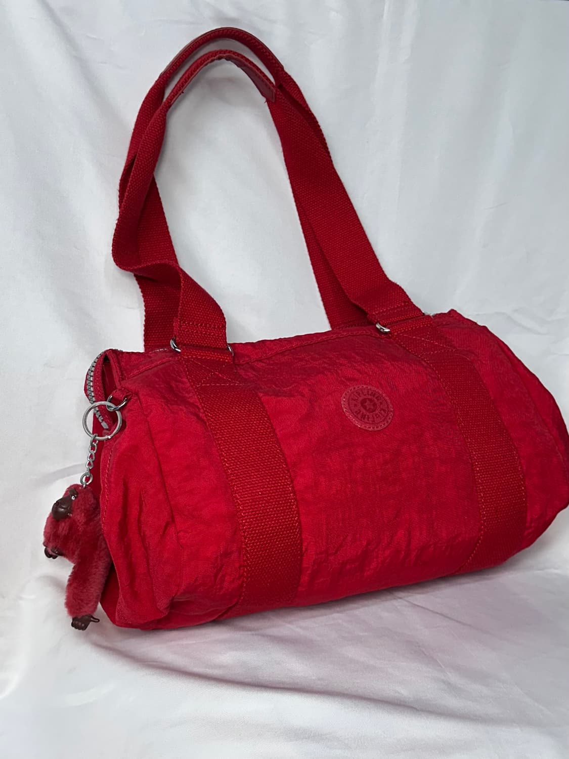 키플링 원통 숄더백 상품이미지1