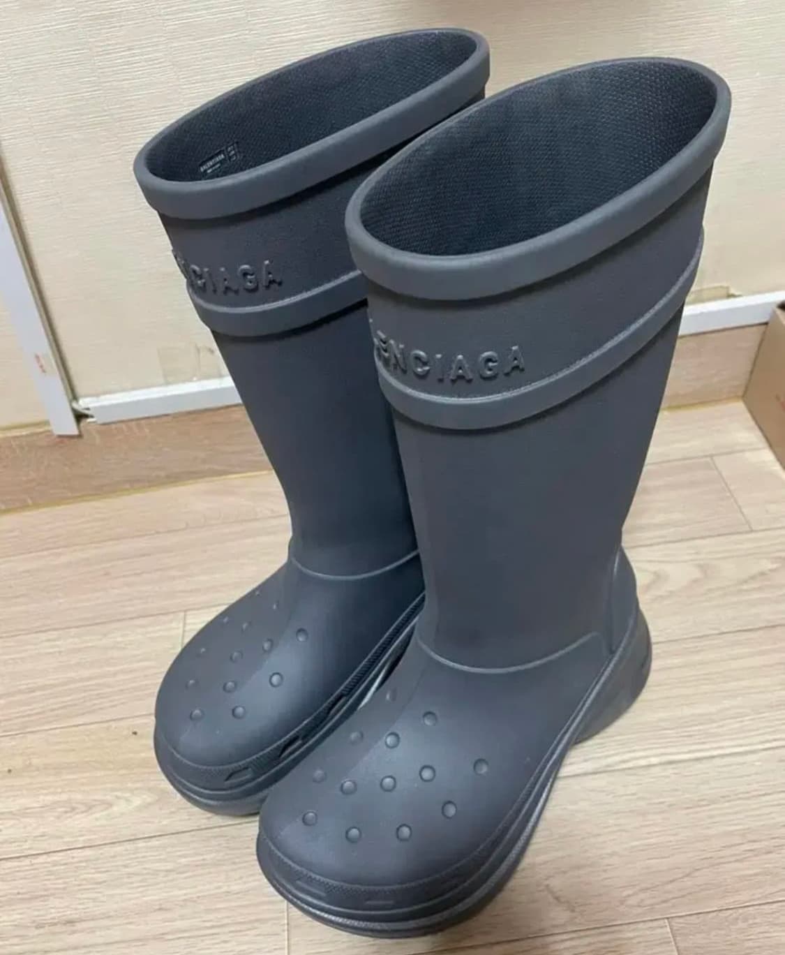 발렌시아가 x 크록스 부츠 상품이미지1