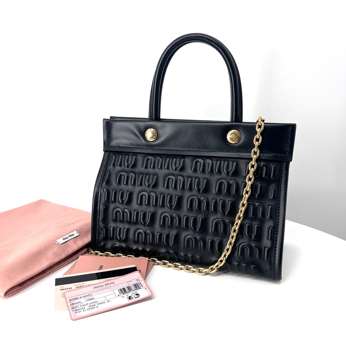 미우미우 엠보싱 로고 레더 토트백 & 숄더백 블랙 (5BA243) 상품이미지1