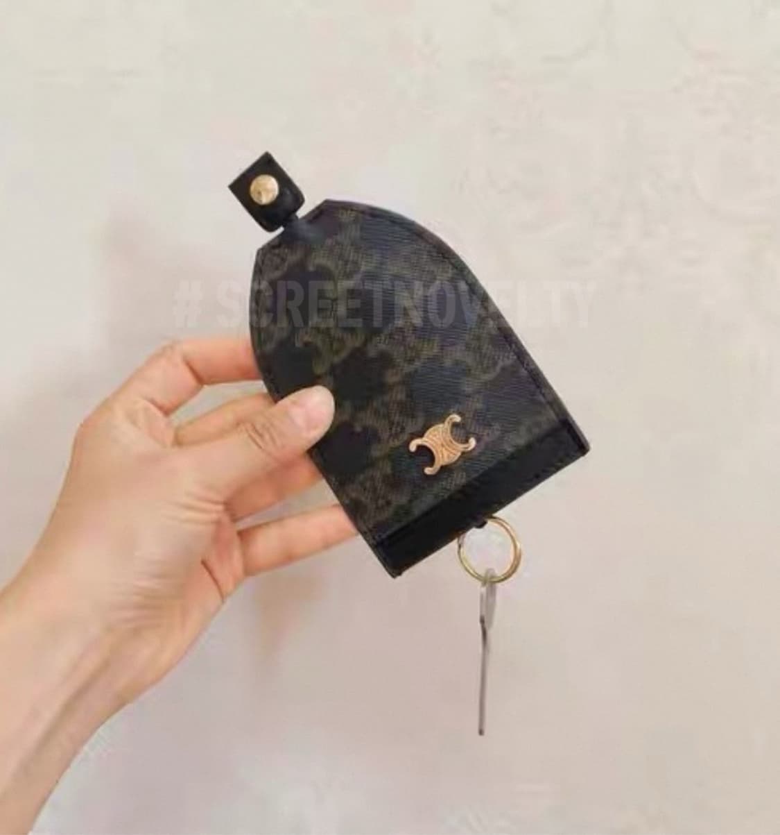 셀린느 트리옹페 키홀더 블랙 상품이미지2