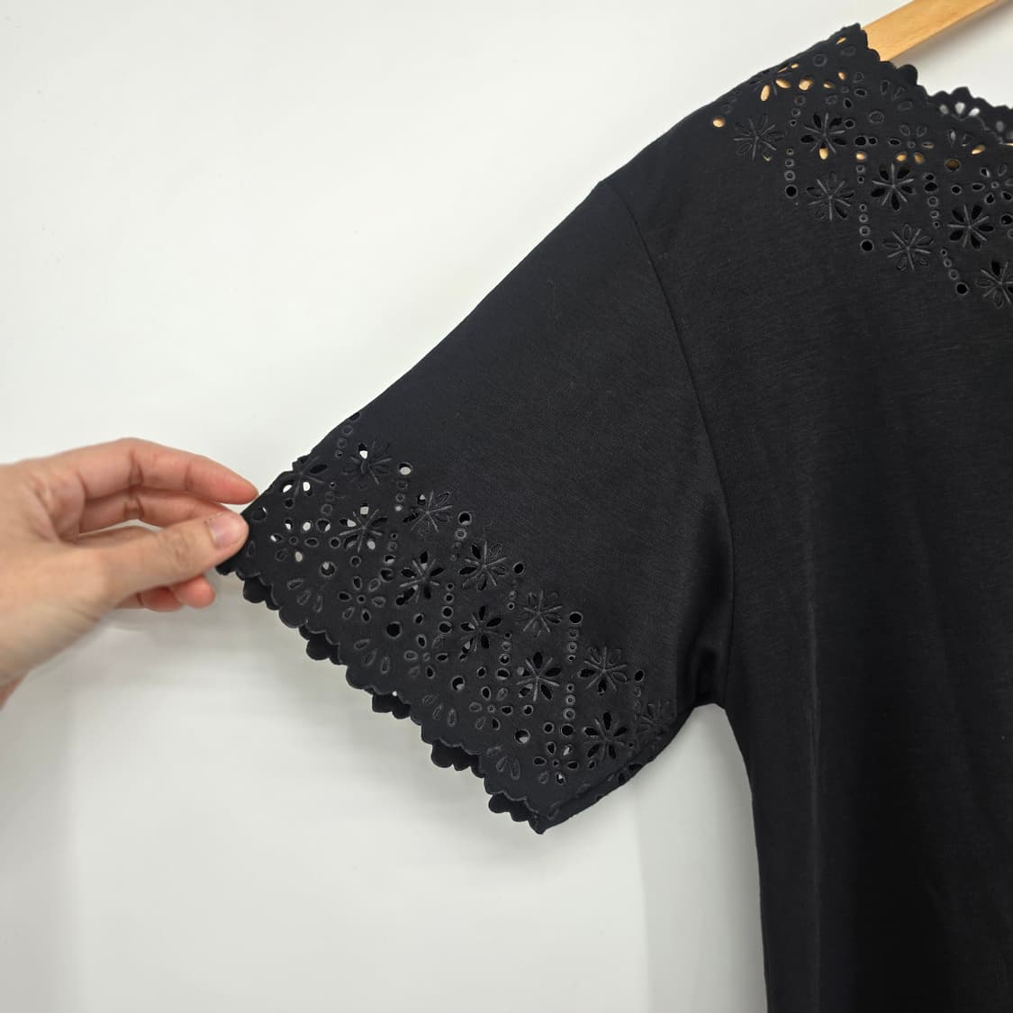 펀칭 레이스 블랙 반팔 티셔츠 상품이미지3