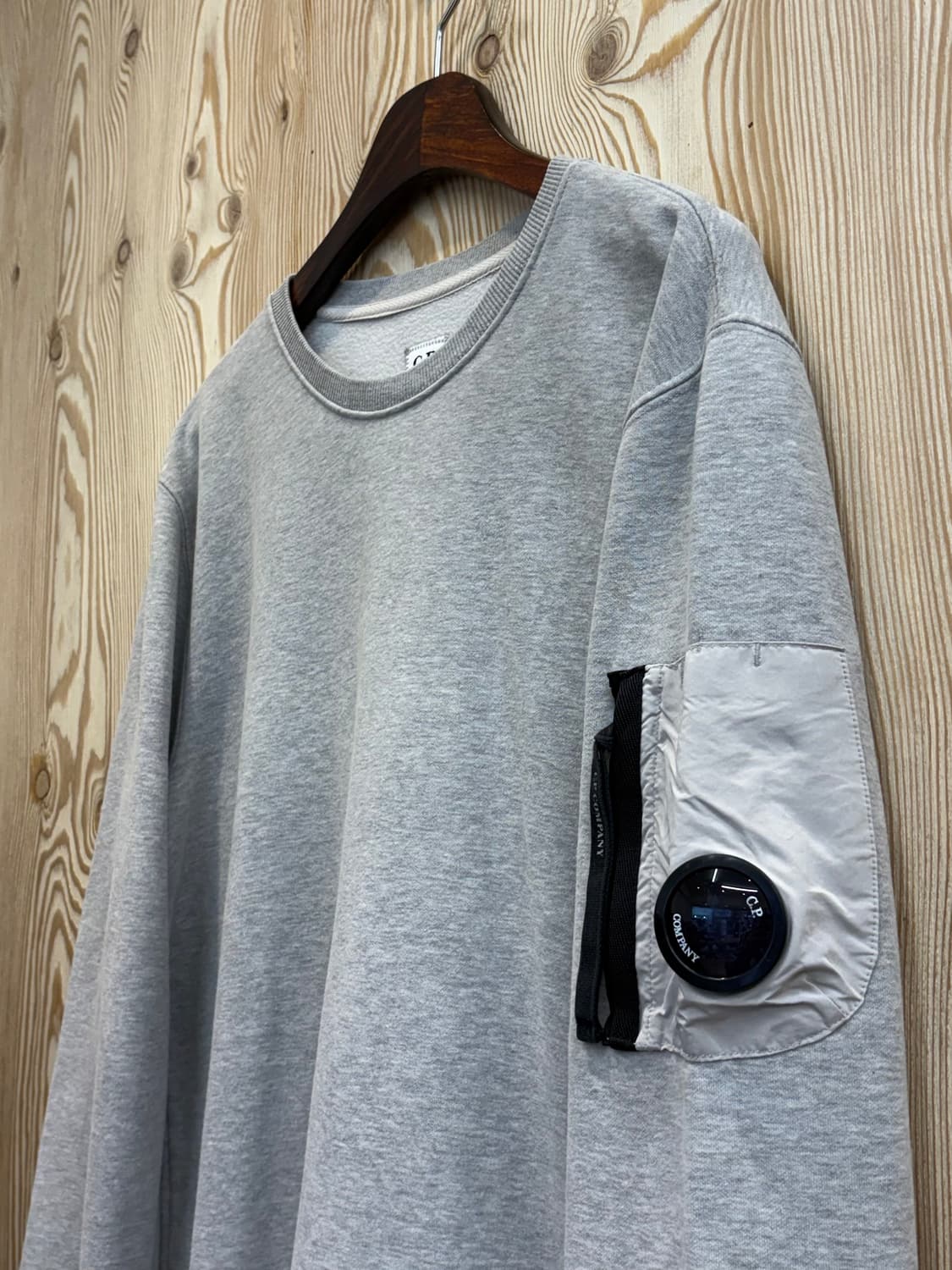 C.P 컴퍼니 렌즈 패치포켓 맨투맨 상품이미지2