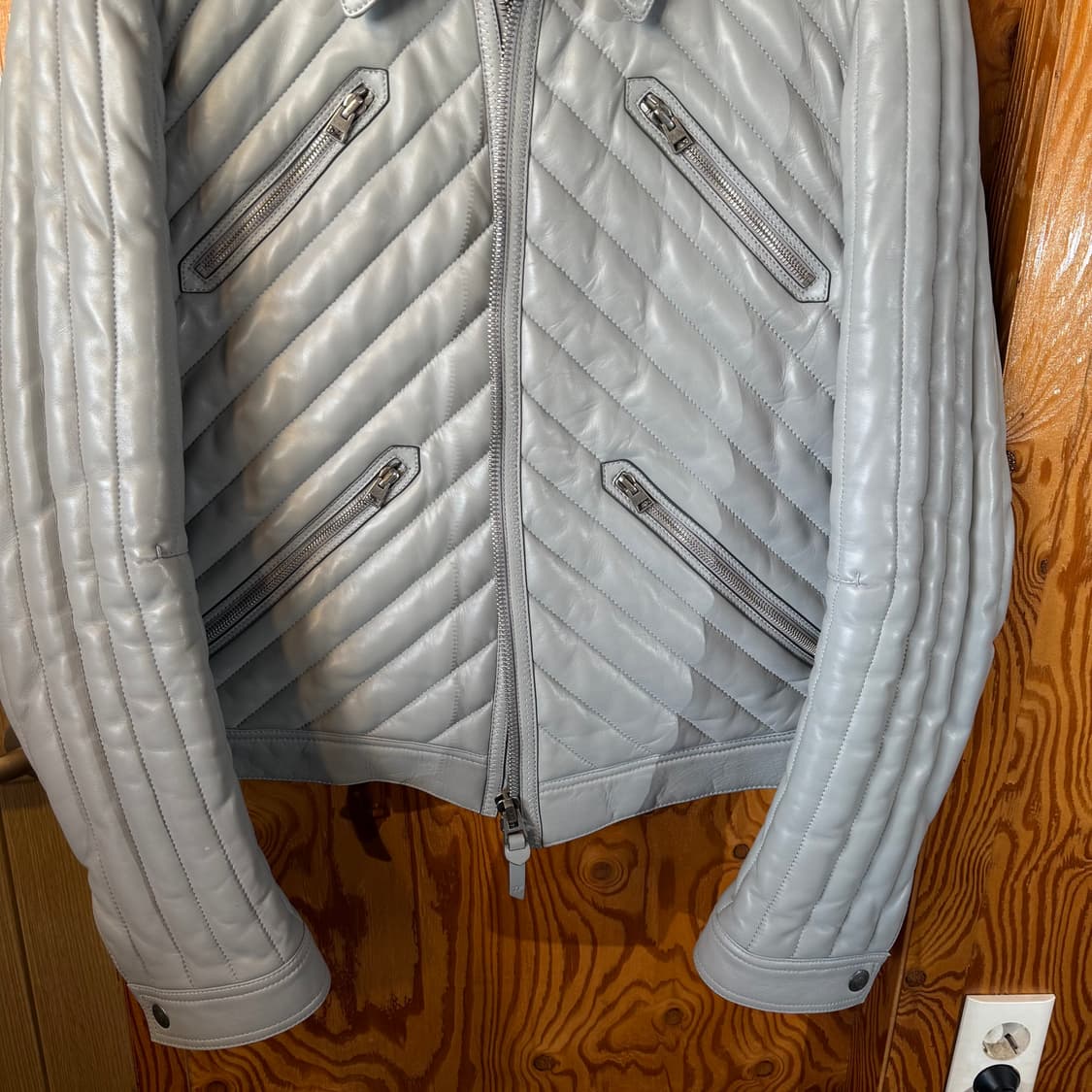 톰포드 양가죽 그레이 패딩 라이더 자켓 판매 합니다. 상품이미지4