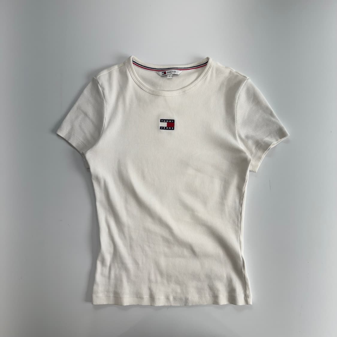 Tommy jeans 타미 진스 스몰로고 화이트 반팔티  상품이미지3