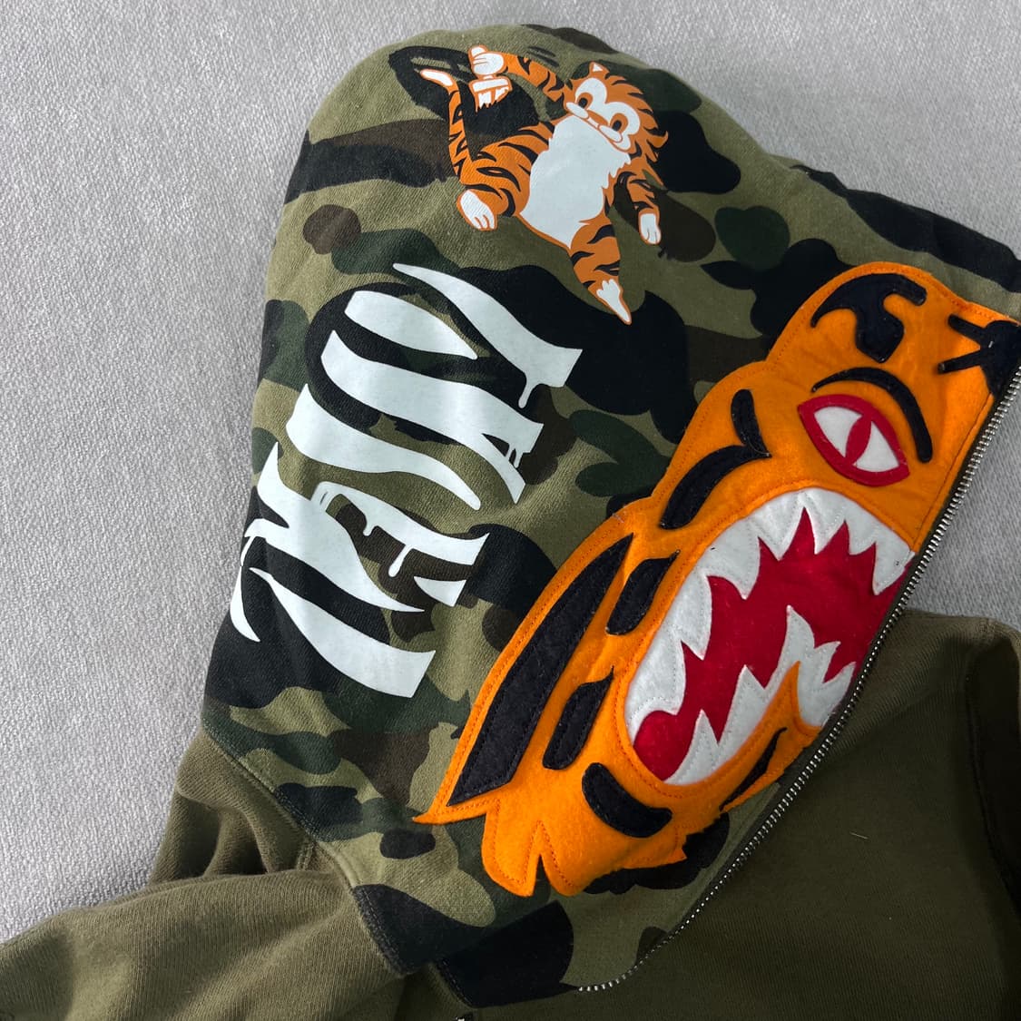100 베이프 타이거 카키 반집업 후드티 상품이미지3