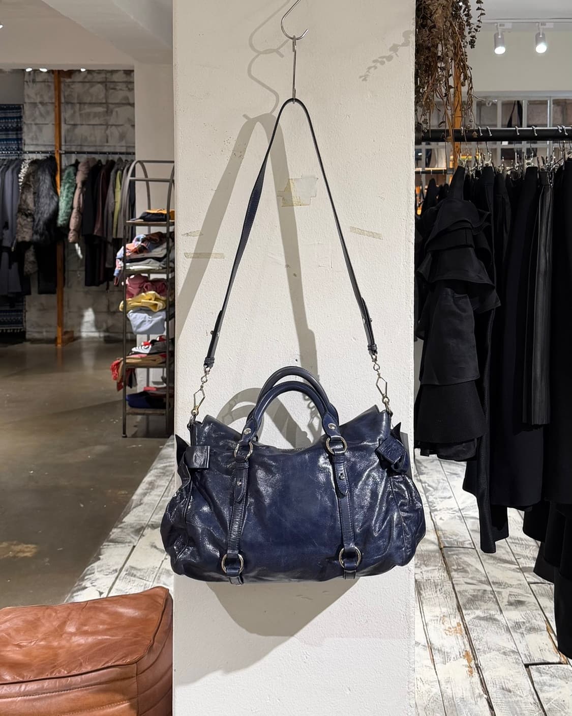 미우미우 네이비 블루 비텔로 럭스 레더 리본 사첼백 상품이미지4